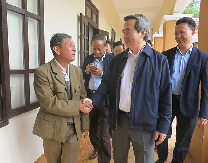 Đồng chí Nguyễn Văn Bình, Ủy viên Bộ Chính trị, Bí thư Trung ương Đảng, Trưởng Ban Kinh tế Trung ương đang trò chuyện với cử tri huyện Quảng Ninh