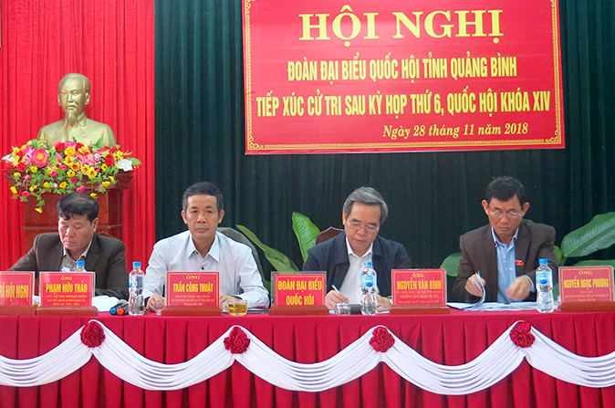 Đại biểu Quốc hội tiếp xúc với cử tri tại huyện Lệ Thủy.