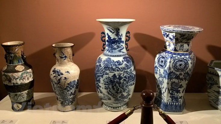  Một số cổ vật trưng bày. (Ảnh: Gia Thuận/Vietnam+)
