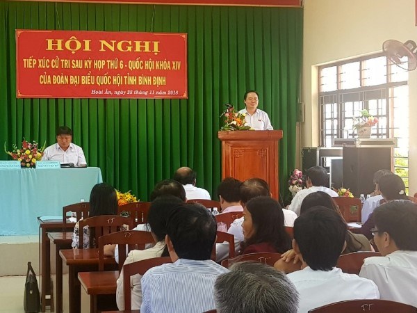  Bộ trưởng Phùng Xuân Nhạ trả lời cử tri huyện Hoài Ân, tỉnh Bình Định. (Ảnh: CTV)
