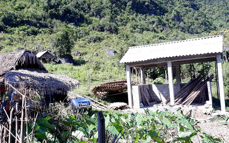 Nhiều hộ gia đình ở xã Thạch Hóa chủ động làm nhà tránh lũ cho trâu bò trên núi đá vôi.   