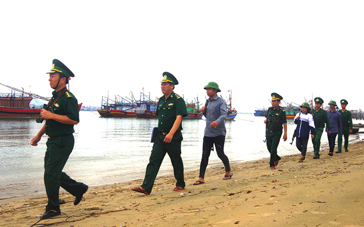 Cán bộ, chiến sĩ Đồn BP cửa khẩu Cảng Gianh tuần tra trên vùng biên giới biển.