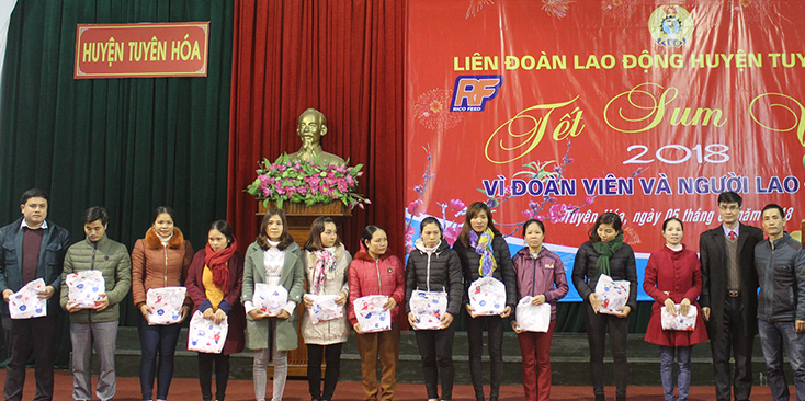 LĐLĐ huyện Tuyên Hóa trao quà hỗ trợ đoàn viên, người lao động có hoàn cảnh khó khăn.