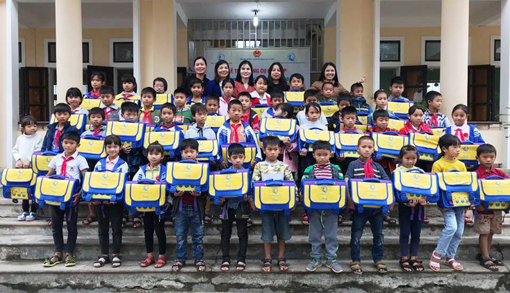 Học sinh Trường Tiểu học Sơn Lộc và Tiểu học Phú Trạch, huyện Bố Trạch được nhận quà từ Quỹ Bảo trợ trẻ em Việt Nam