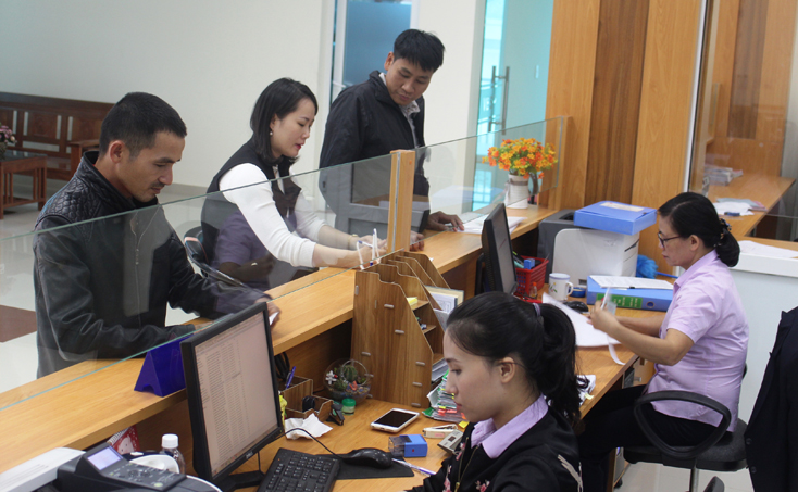 Quang cảnh giao dịch tại Hội Sở NHCSXH CN Quảng Bình.