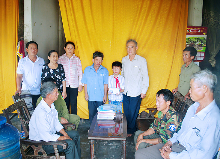 Người thân, chính quyền địa phương đến thăm, trao quà động viên 2 cháu Huy và Du.