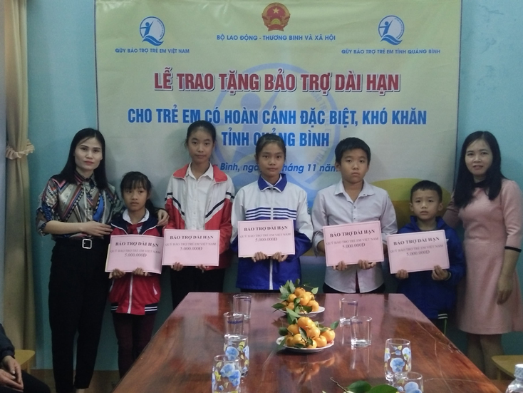Đại diện lãnh đạo Quỹ Bảo trợ trẻ em tỉnh và Sở LĐ-TB và XH trao tiền bảo trợ dài hạn cho 5 em có hoàn cảnh đặc biệt, khó khăn trên địa bàn tỉnh Quảng Bình