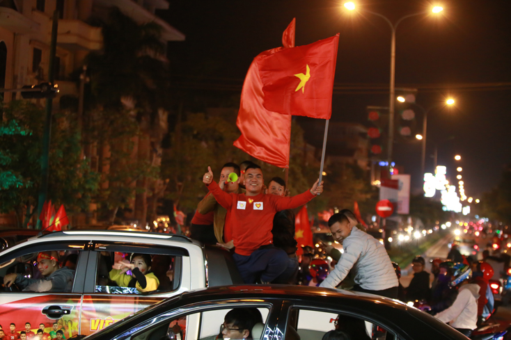 Người dân Quảng Bình hòa chung niềm vui mừng đội tuyển Việt Nam vô địch