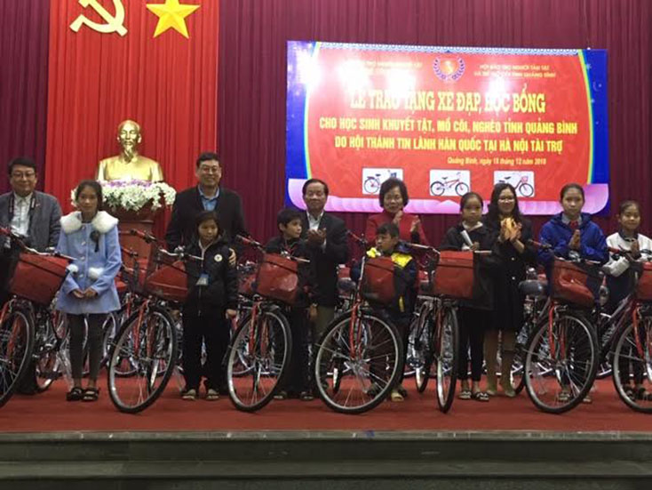 Trao tặng xe đạp, học bổng cho học sinh có hoàn cảnh khó khăn