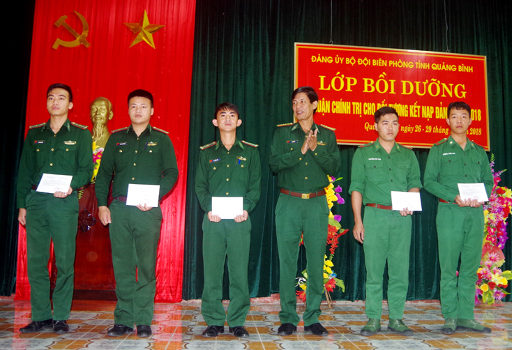 Đại tá Lê Văn Tiến, Bí thư Đảng ủy, Chính ủy BĐBP Quảng Bình trao giấy chứng nhận cho học viên hoàn thành chương trình bồi dưỡng lý luận chính trị kết nạp Đảng năm 2018.