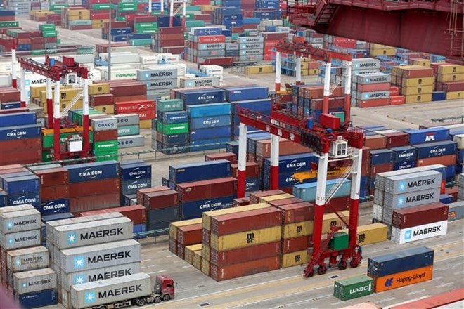 Hàng hóa được xếp tại cảng ở Thanh Đảo, tỉnh Sơn Đông, Trung Quốc ngày 30-4-2018. (Ảnh: EPA-EFE/TTXVN)