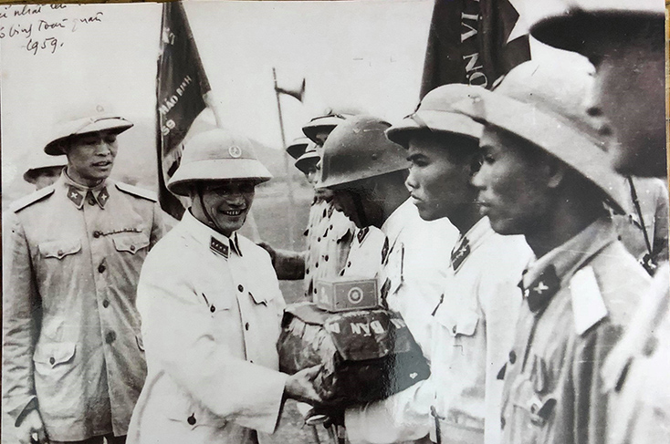 Đại tướng Nguyễn Chí Thanh trao giải nhất thi bắn pháo binh toàn quân cho ông Huỳnh Thúc Cẩn.	