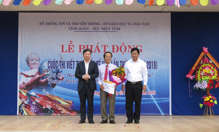 Đồng chí Phó Chủ tịch UBND tỉnh Nguyễn Tiến Hoàng trao giải thưởng tập thể cho Trường THCS Hải Đình. 