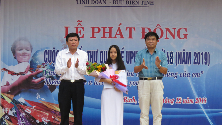 Lãnh đạo Sở Thông tin-Truyền thông, Sở Giáo dục-Đào tạo trao giải ba cho em Đào Lệ Hằng.