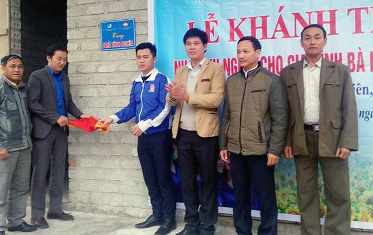 Ủy ban MTTQVN thị xã Ba Đồn trao nhà tình nghĩa cho người nghèo.
