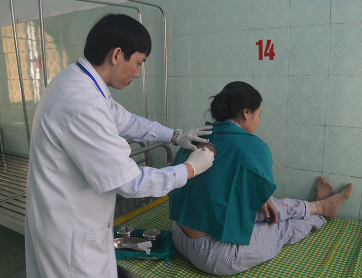 Bác sĩ Phạm Nam Quốc sử dụng bộ dụng cụ tự chế cấy chỉ catgut vào huyệt vị để điều trị cho bệnh nhân ở bệnh viện. 