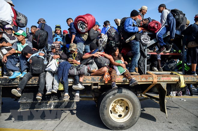 Người di cư Trung Mỹ đổ xô tới khu vực biên giới Mexico để tìm cách tới Mỹ ngày 11-11-2018. (Nguồn: TTXVN phát)