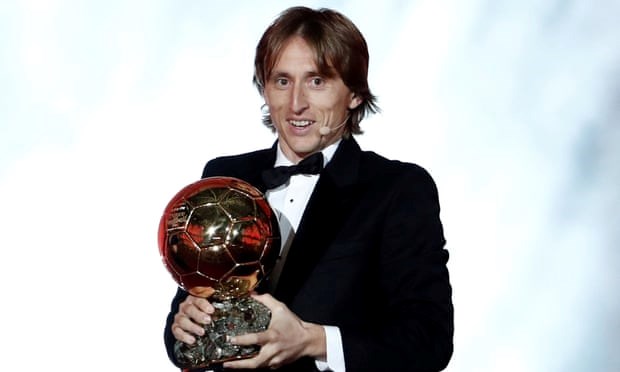 Tiền vệ người Croatia Luka Modric nhận giải thưởng Quả bóng vàng. (Nguồn: Reuters)