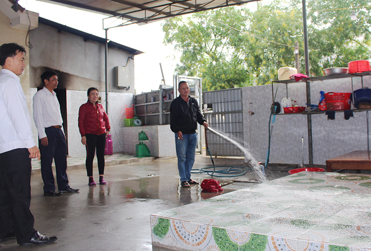 Cán bộ Chi cục Chăn nuôi và Thú y tỉnh kiểm tra vệ sinh, ATTP tại CSGMNL của ông Nguyễn Hồng Thuận.
