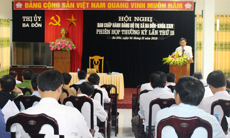 Đồng chí Trần Thắng, Bí thư Thị ủy Ba Đồn phát biểu chỉ đạo hội nghị.