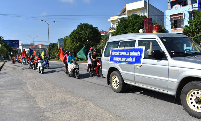 Phối hợp với Trường Trung cấp Y tế tổ chức diễu hành tuyên truyền trên các trục đường chính TP. Đồng Hới và 2 huyện Quảng Ninh và Lệ Thủy