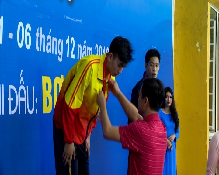 Nguyễn Huy Hoàng nhận HCV môn bơi ở nội dung 1.500 m bơi tự do.