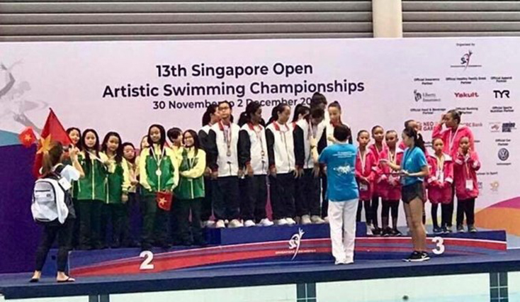  Đoàn Việt Nam nhận giải bạc. (Ảnh: Fanpage Singapore Swimming Association)