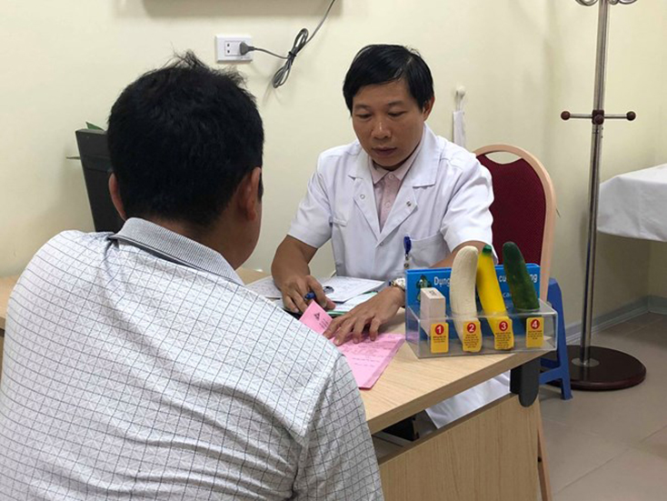 Bệnh nhân đến khám tại Trung tâm Nam học, Bệnh viện Việt Đức. (Ảnh: PV/Vietnam+)