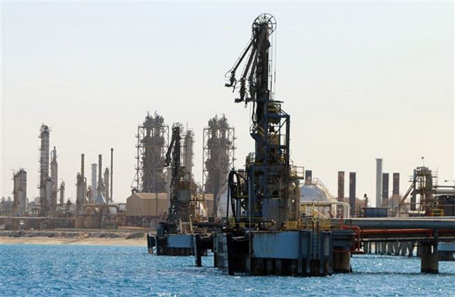 Một cơ sở khai thác dầu. (Nguồn: AFP/TTXVN)