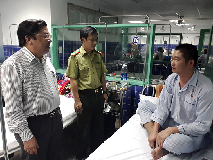 Lãnh đạo Tổng cục Lâm nghiệp và Chi cục Kiểm lâm tỉnh thăm hỏi, động viên cán bộ Kiểm lâm bị đánh nhập viện.