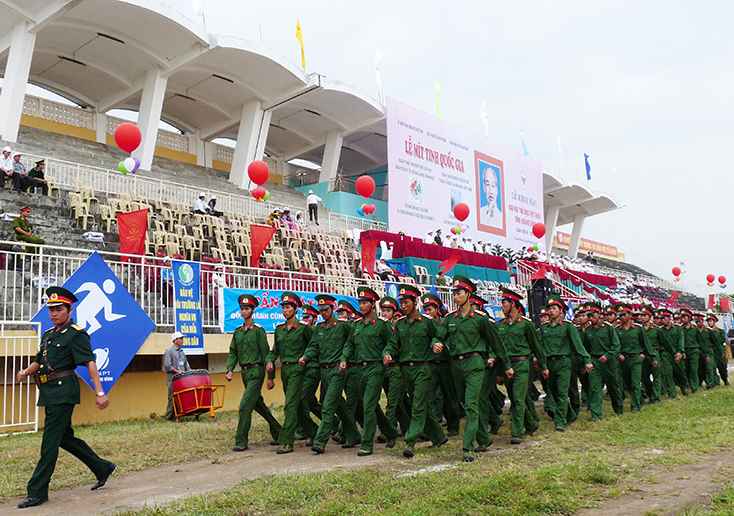 Lực lượng vũ trang Đồng Hới diễu hành trong ngày lễ hội. Ảnh: Tiến Hành