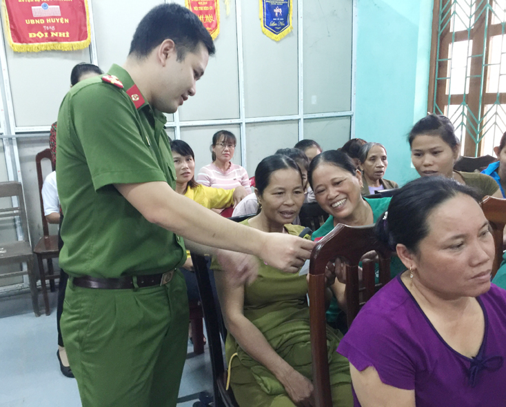 CBCS Phòng Cảnh sát ma túy hướng dẫn cho bà con dân bản xã Kim Thủy, huyện Lệ Thủy cách nhận biết các loại ma túy để phòng tránh.