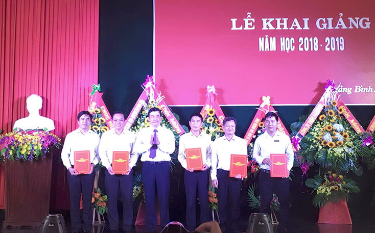 Bí thư Đảng ủy, Hiệu trường Trường CĐKTCNN Đào Hoài Linh ký cam kết hợp tác đào tạo với các doanh nghiệp trong buổi lễ khai giảng năm học 2018-2019. 