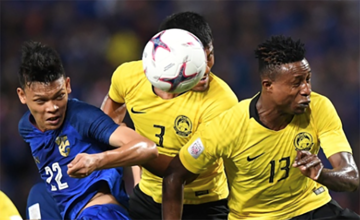 Thái Lan (áo xanh) thi đấu không tốt trong cả 2 lượt trận (Ảnh: Getty Images).