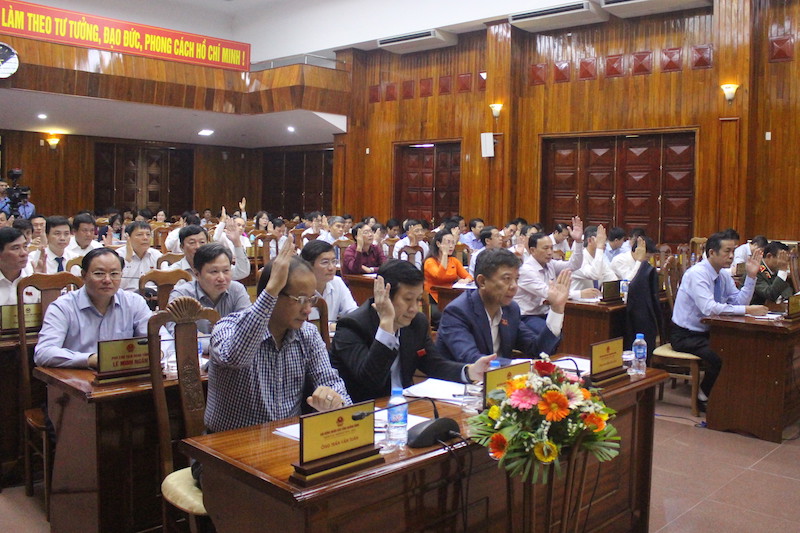 Các đại biểu biểu quyết thông qua Nghị quyết xác nhận kết quả lấy phiếu tín nhiệm đối với người giữ chức vụ do HĐND tỉnh khoá XVII bầu