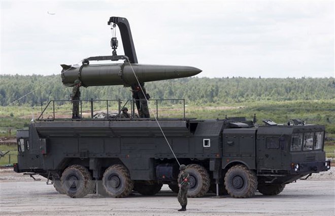 Hệ thống tên lửa đạn đạo Novator 9M729 của Nga được giới thiệu tại Diễn đàn kỹ thuật-quân sự quốc tế ở Kubinka, ngoại ô Moskva ngày 17-6-2015. (Ảnh: Reuters/TTXVN)