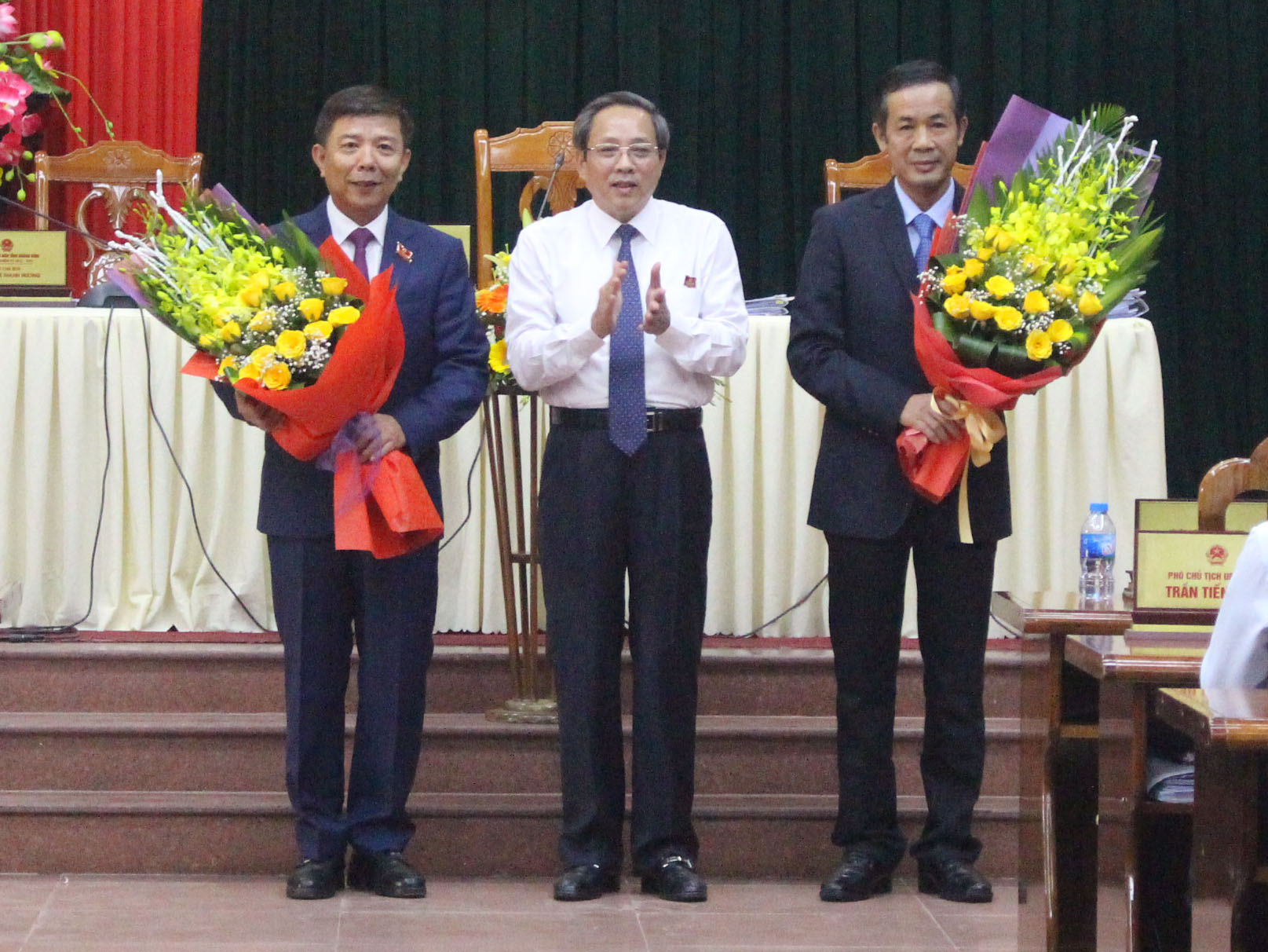 Đồng chí Hoàng Đăng Quang tặng hoa chúc mừng đồng chí Trần Công Thuật và đồng chí Nguyễn Hữu Hoài