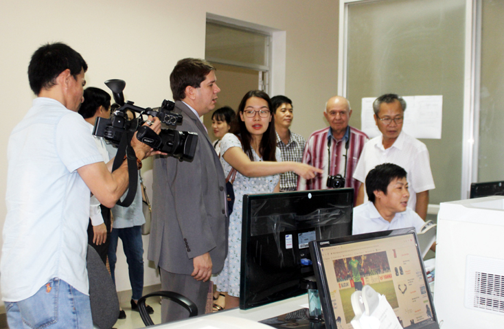Đoàn Hội Nhà báo Cuba tham quan trao đổi kinh nghiệm tại tòa soạn Báo Quảng Bình.