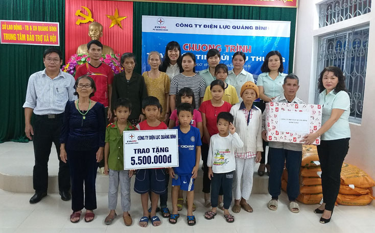 Công đoàn - Ban Nữ công Công ty Điện lực Quảng Bình đã đến thăm và trao tặng quà tại Trung tâm Bảo trợ xã hội tỉnh