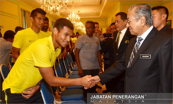 Thủ tướng Malaysia Mahathir Mohamad động viên các cầu thủ trước trận chung kết với VN - Ảnh: Bernama