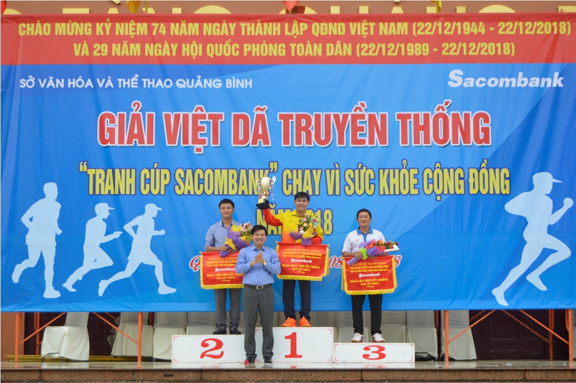 Đồng chí Trần Vũ Khiêm, Giám đốc Sở Văn hóa và Thể thao trao giải toàn đoàn hệ việt dã truyền thống cho các đoàn đạt thành tích cao.
