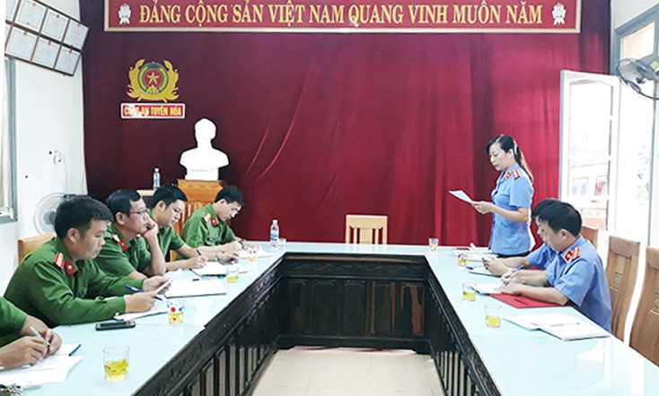 Viện Kiểm sát nhân dân huyện Tuyên Hóa kiểm sát việc tiếp nhận, giải quyết tin báo tội phạm tại Cơ quan Cảnh sát điều tra Công an huyện.