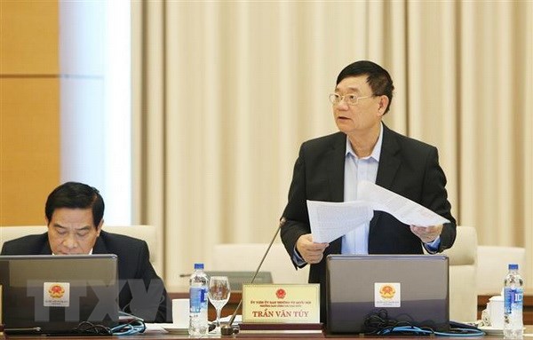 Trưởng Ban Công tác đại biểu Trần Văn Túy trình bày tờ trình và dự thảo Nghị quyết ban hành Quy chế hướng dẫn tổ chức và hoạt động của Hội đồng nhân dân. (Ảnh: Dương Giang/TTXVN)