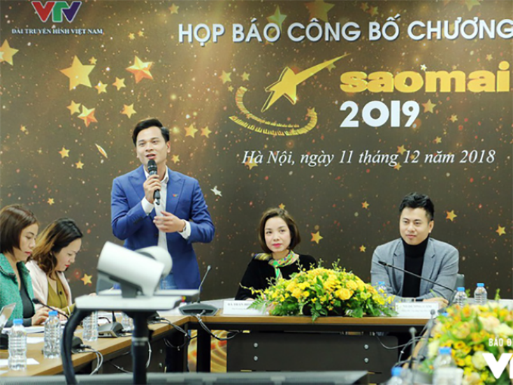 Bà Trần Hồng Hà - Đại diện ban tổ chức Sao Mai 2019 và đạo diễn âm nhạc Dương Cầm, MC Danh Tùng tại buổi họp công bố cuộc thi năm nay. (Ảnh: VTV)