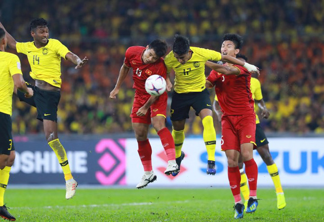  Một pha tranh bóng giữa Đức Chinh và hậu vệ Malaysia - Ảnh: NGUYỄN KHÁNH
