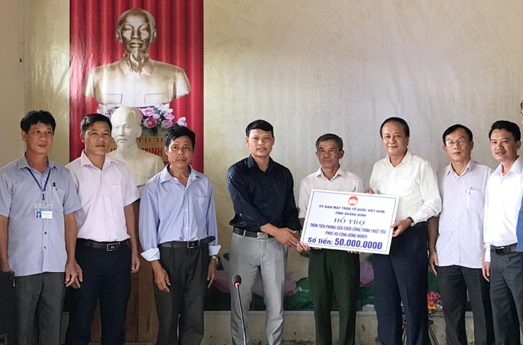Đồng chí Chủ tịch Ủy ban MTTQVN tỉnh Trần Văn Tuân trao số tiền 50 triệu đồng hỗ trợ thôn Tiền Phong, xã Lê Hóa, huyện Tuyên Hóa sửa chữa công trình thiết yếu trên địa bàn.