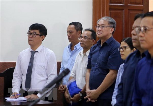 Bị cáo Phạm Công Danh (áo xanh đứng giữa) tại phiên tòa ngày 12-12. (Ảnh: Thành Chung/TTXVN)