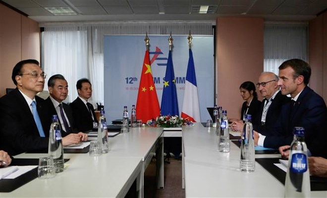 Tổng thống Pháp Emmanuel Macron (phải) và Thủ tướng Trung Quốc Lý Khắc Cường (trái) trong cuộc gặp bên lề ASEM 12 tại Brussels, Bỉ ngày 18-10-2018. (Nguồn: AFP/ TTXVN)