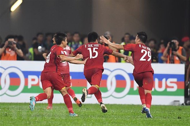 Pha ăn mừng bàn thắng vào lưới Malaysia của các cầu thủ Việt Nam trong trận lượt đi chung kết AFF Suzuki Cup 2018, Kuala Lumpur, Malaysia ngày 11-12-2018. (Ảnh: AFP/TTXVN)