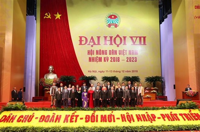Tổng Bí thư, Chủ tịch nước Nguyễn Phú Trọng và các đồng chí lãnh đạo Đảng, Nhà nước chụp ảnh chung với các đại biểu tham dự Đại hội. (Ảnh: Vũ Sinh/TTXVN)